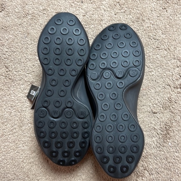 TOMS X KROST Gamma new shoes/ sneakers in box size 7 black

toms brand new - Picture 4 of 12